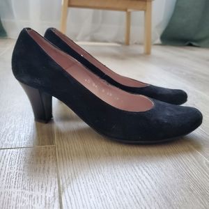Suede classic pumps low heel
